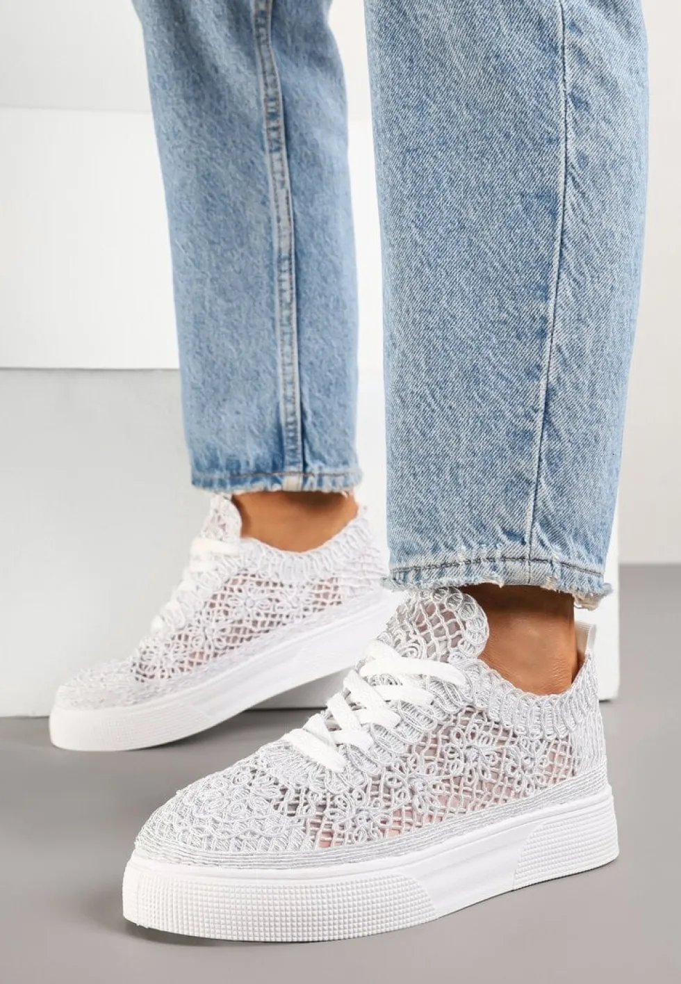 Białe Sneakersy z Ażurowej Koronki na Grubej Podeszwie Nanessia