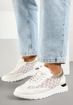 Białe Sneakersy z Ażurowym Zdobieniem i Metalicznymi Wstawkami Sesovienna