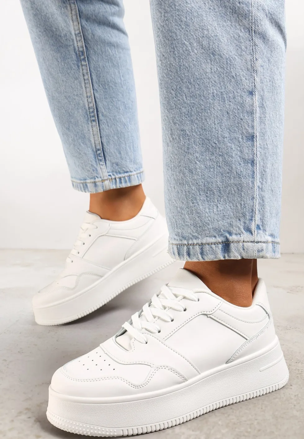 Białe Sneakersy z Cholewką przed Kostkę na Platformie Liciana