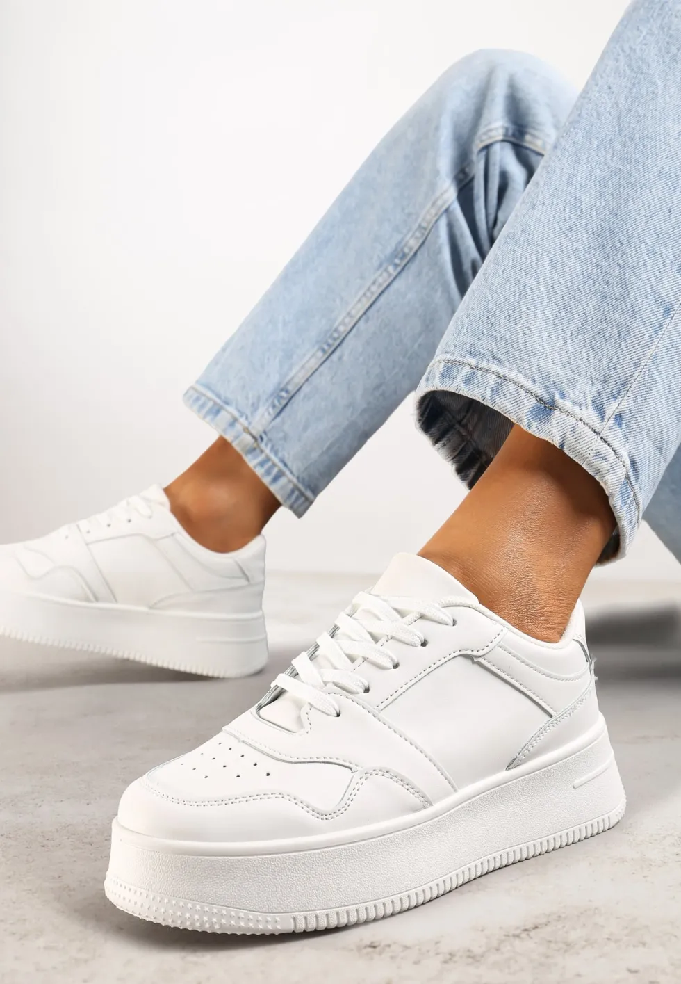 Białe Sneakersy z Cholewką przed Kostkę na Platformie Liciana