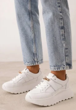 Białe Sneakersy ze Skóry Naturalnej na Platformie Zdobione Metalowym Zapięciem Jeannine