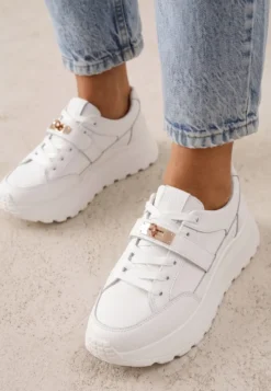 Białe Sneakersy ze Skóry Naturalnej na Platformie Zdobione Metalowym Zapięciem Jeannine