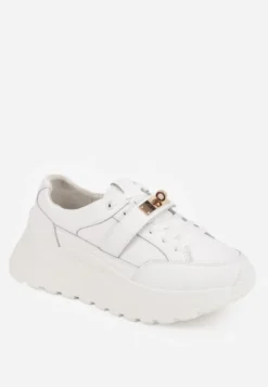 Białe Sneakersy ze Skóry Naturalnej na Platformie Zdobione Metalowym Zapięciem Jeannine