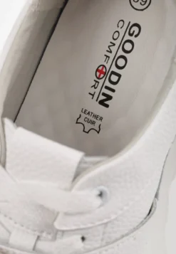 Białe Sneakersy ze Skóry Naturalnej na Platformie Zdobione Metalowym Zapięciem Jeannine