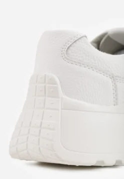 Białe Sneakersy ze Skóry Naturalnej na Platformie Zdobione Metalowym Zapięciem Jeannine
