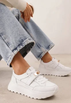 Białe Sneakersy ze Skóry Naturalnej na Platformie Zdobione Metalowym Zapięciem Jeannine