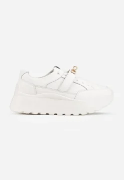 Białe Sneakersy ze Skóry Naturalnej na Platformie Zdobione Metalowym Zapięciem Jeannine