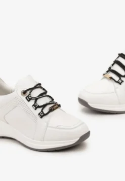 Białe Sneakersy ze Skórzaną Wkładką Ozdobione Napisami na Koturnie Dorvalia