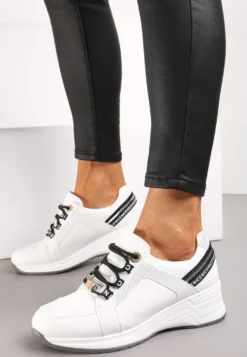Białe Sneakersy ze Skórzaną Wkładką Ozdobione Napisami na Koturnie Dorvalia