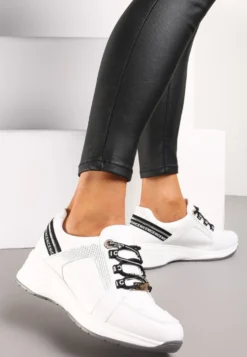 Białe Sneakersy ze Skórzaną Wkładką Ozdobione Napisami na Koturnie Dorvalia