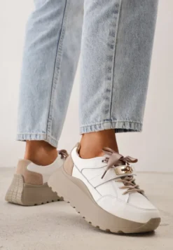 Białe Sneakersy z Naturalnej Skóry Ozdobione Metalowym Zapięciem i Kokardą ze Wstążki Citlala