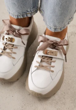 Białe Sneakersy z Naturalnej Skóry Ozdobione Metalowym Zapięciem i Kokardą ze Wstążki Citlala