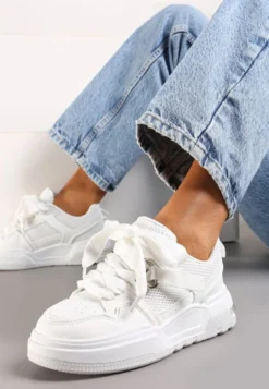 Białe Sneakersy z Ozdobnymi Sznurówkami i Grubą Podeszwą Klorimia