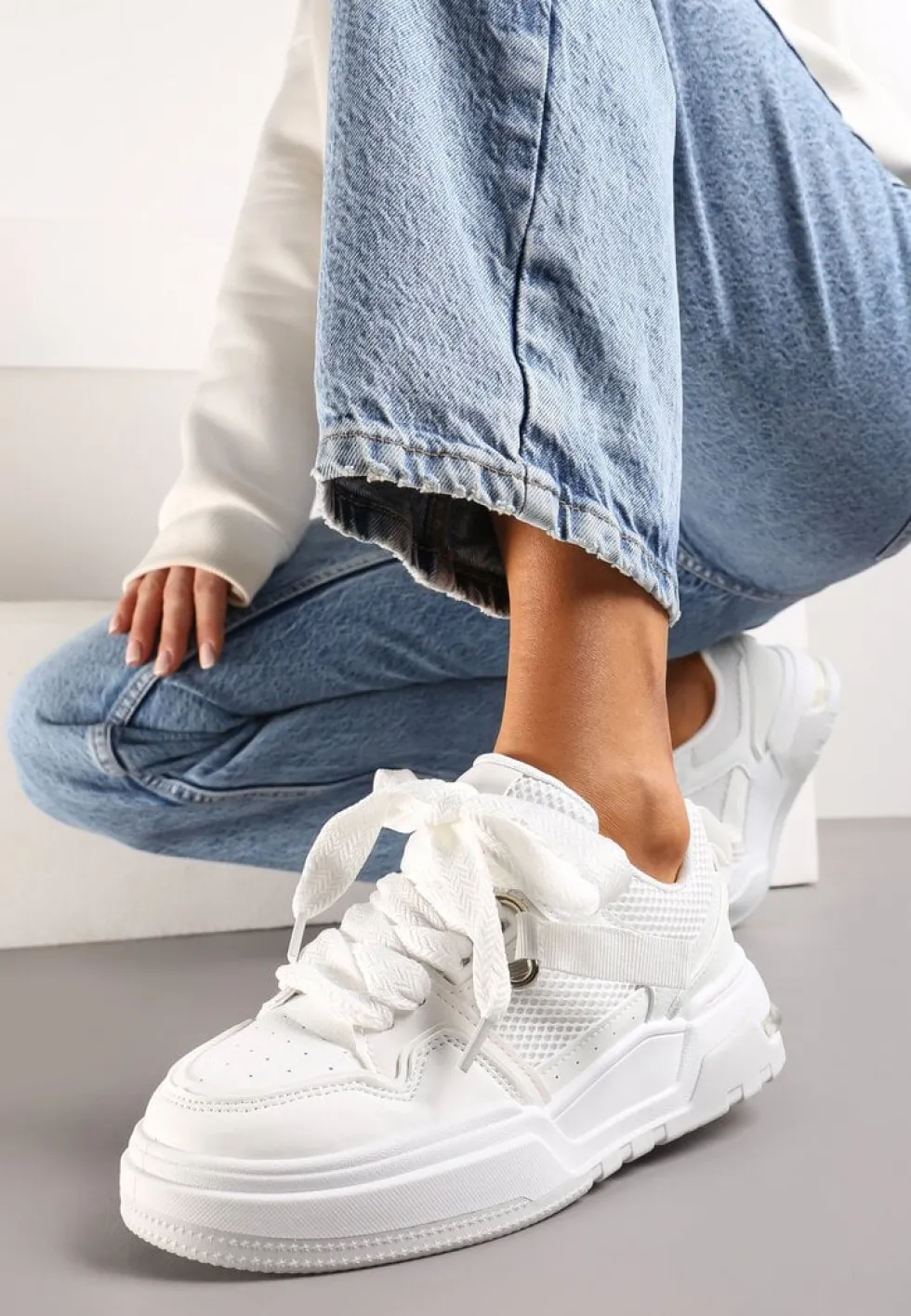 Białe Sneakersy z Ozdobnymi Sznurówkami i Grubą Podeszwą Klorimia