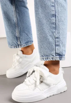 Białe Sneakersy z Ozdobnymi Sznurówkami i Grubą Podeszwą Klorimia