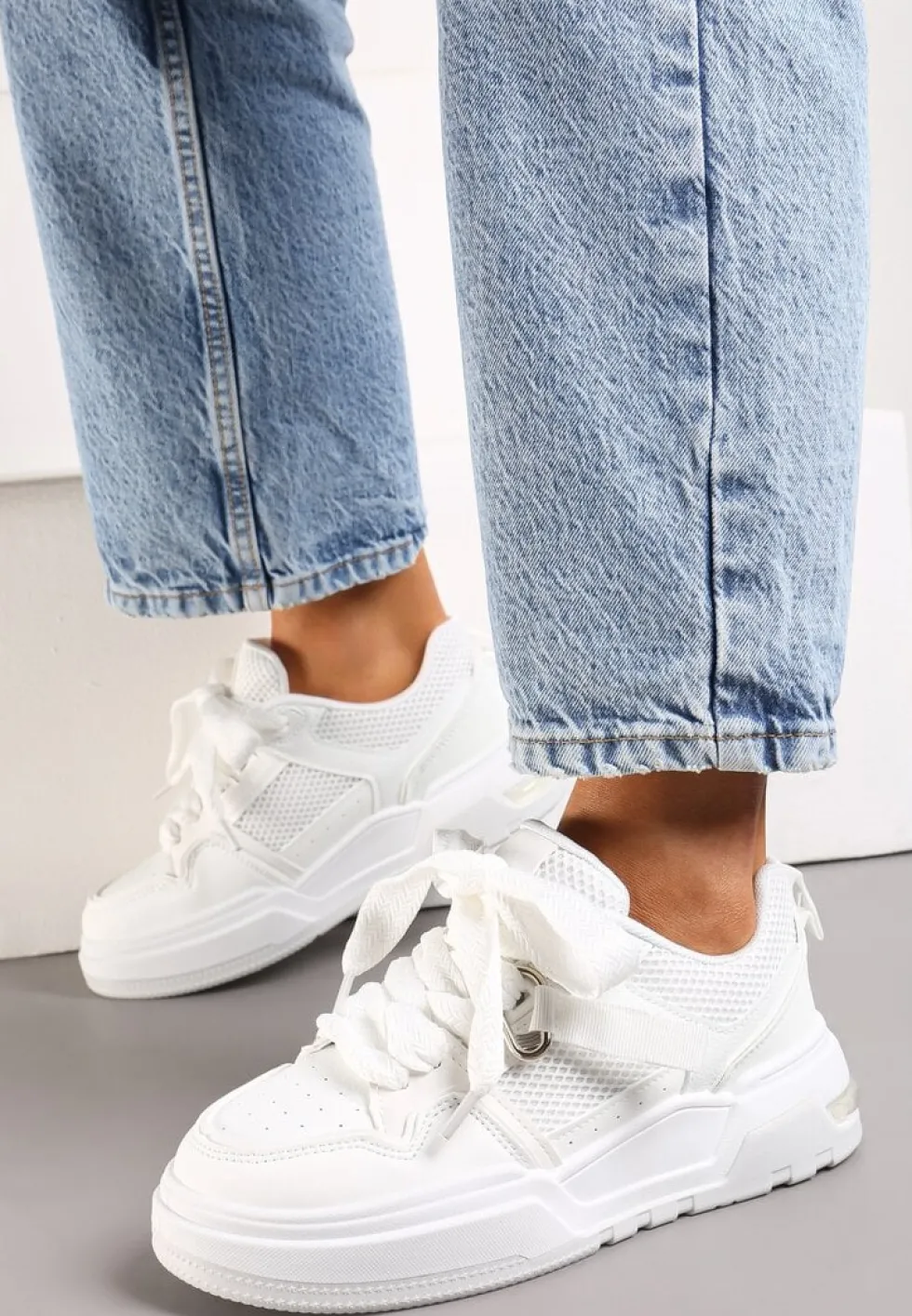Białe Sneakersy z Ozdobnymi Sznurówkami i Grubą Podeszwą Klorimia