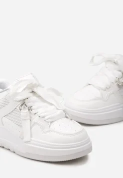 Białe Sneakersy z Ozdobnymi Sznurówkami i Grubą Podeszwą Klorimia