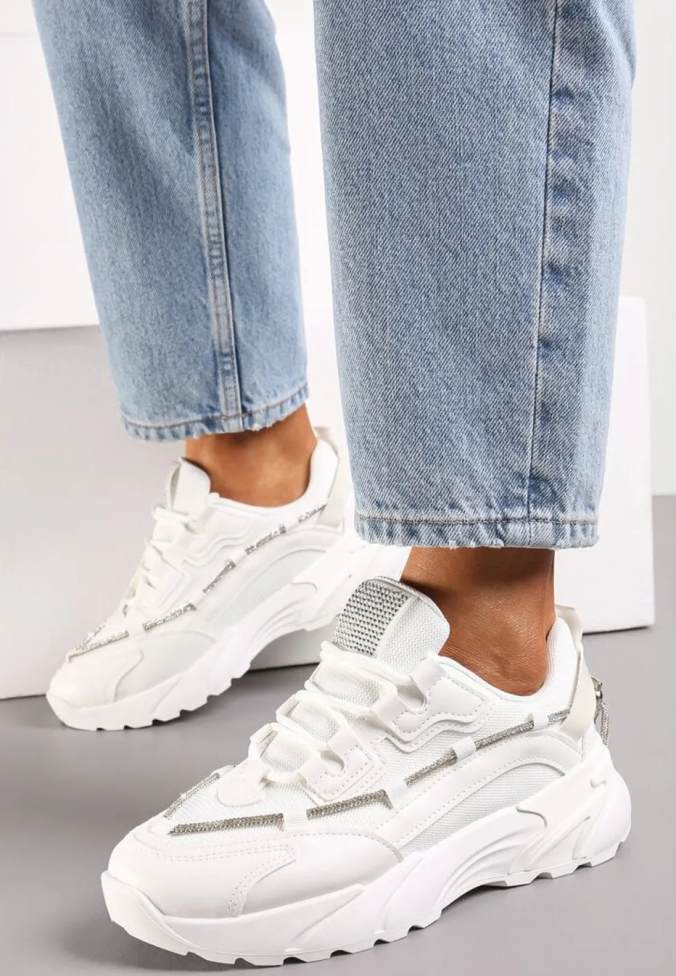 Białe Sneakersy z Ozdobnym Sznurkiem z Cyrkoniami Saerina