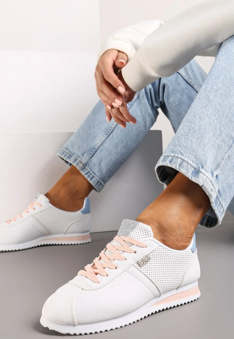 Białe Sneakersy z Przeszyciami Phyrise