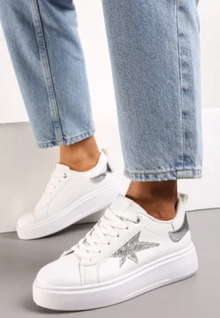 Białe Sznurowane Sneakersy na Niskiej Platformie z Brokatowymi Wstawkami Cominia