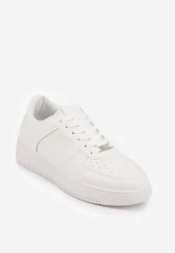 Białe Sznurowane Sneakersy Ozdobione Perforacją Ellemisa