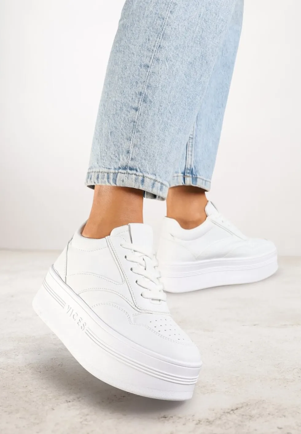 Białe Sznurowane Sneakersy Vices na Platformie z Metalicznymi Paskami Neliawen