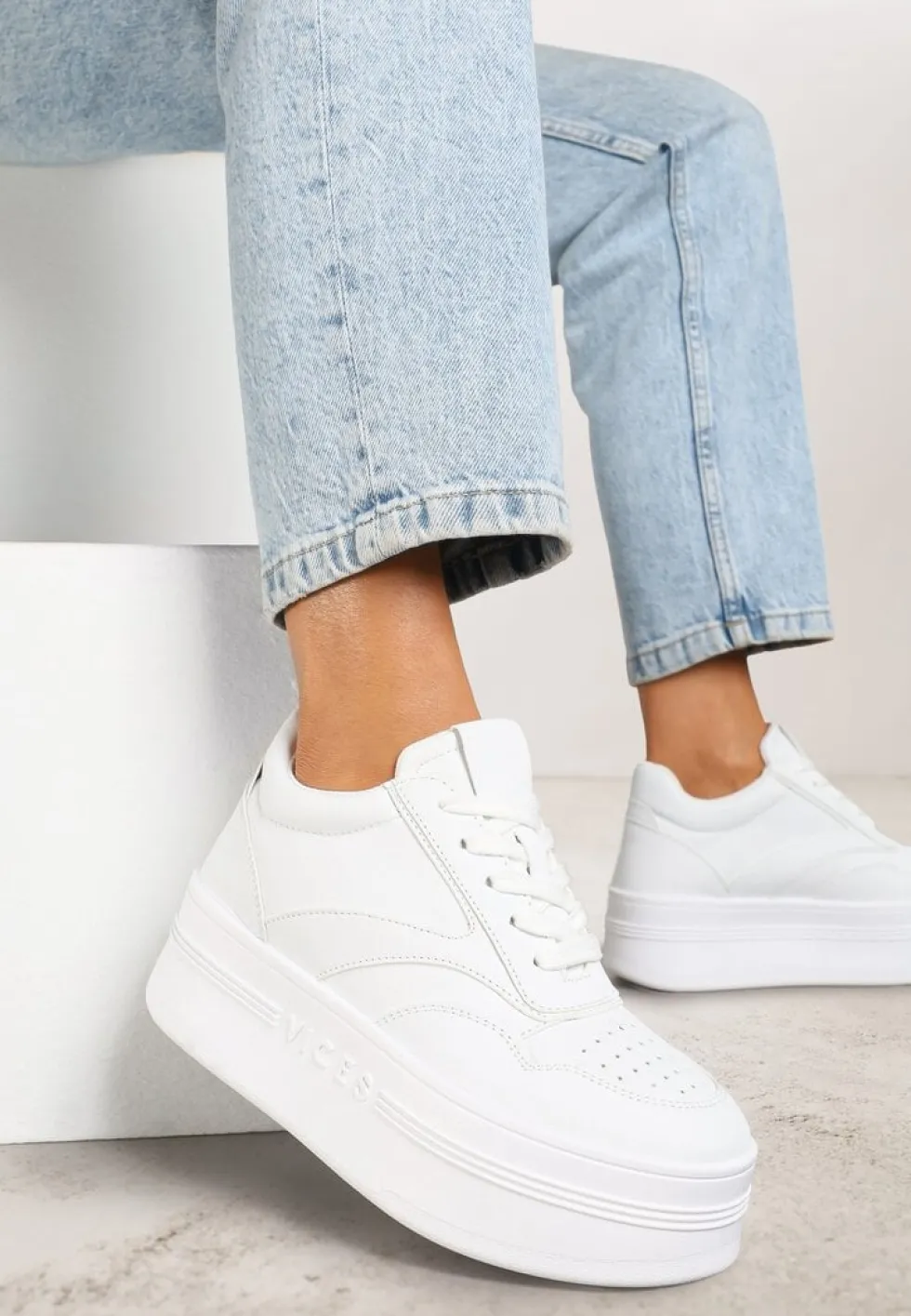 Białe Sznurowane Sneakersy Vices na Platformie z Metalicznymi Paskami Neliawen