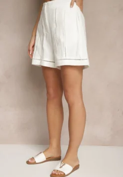 Białe Szorty z Bawełny High Waist Ozdobione Geometrycznym Wzorem Galessira