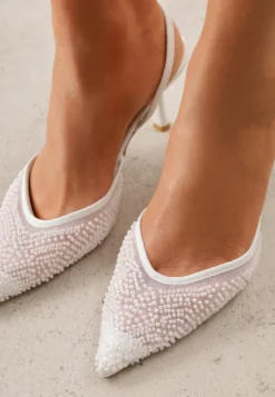 Białe Szpilki z Paskiem w Typie Slingback z Cholewką z Siateczki i Koralikami Carilriane