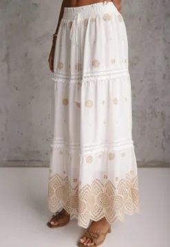 Biało-Beżowa Bawełniana Spódnica Casual w Stylu Boho Ozdobiona Wycięciami i Haftowanymi Wzorami Hermat