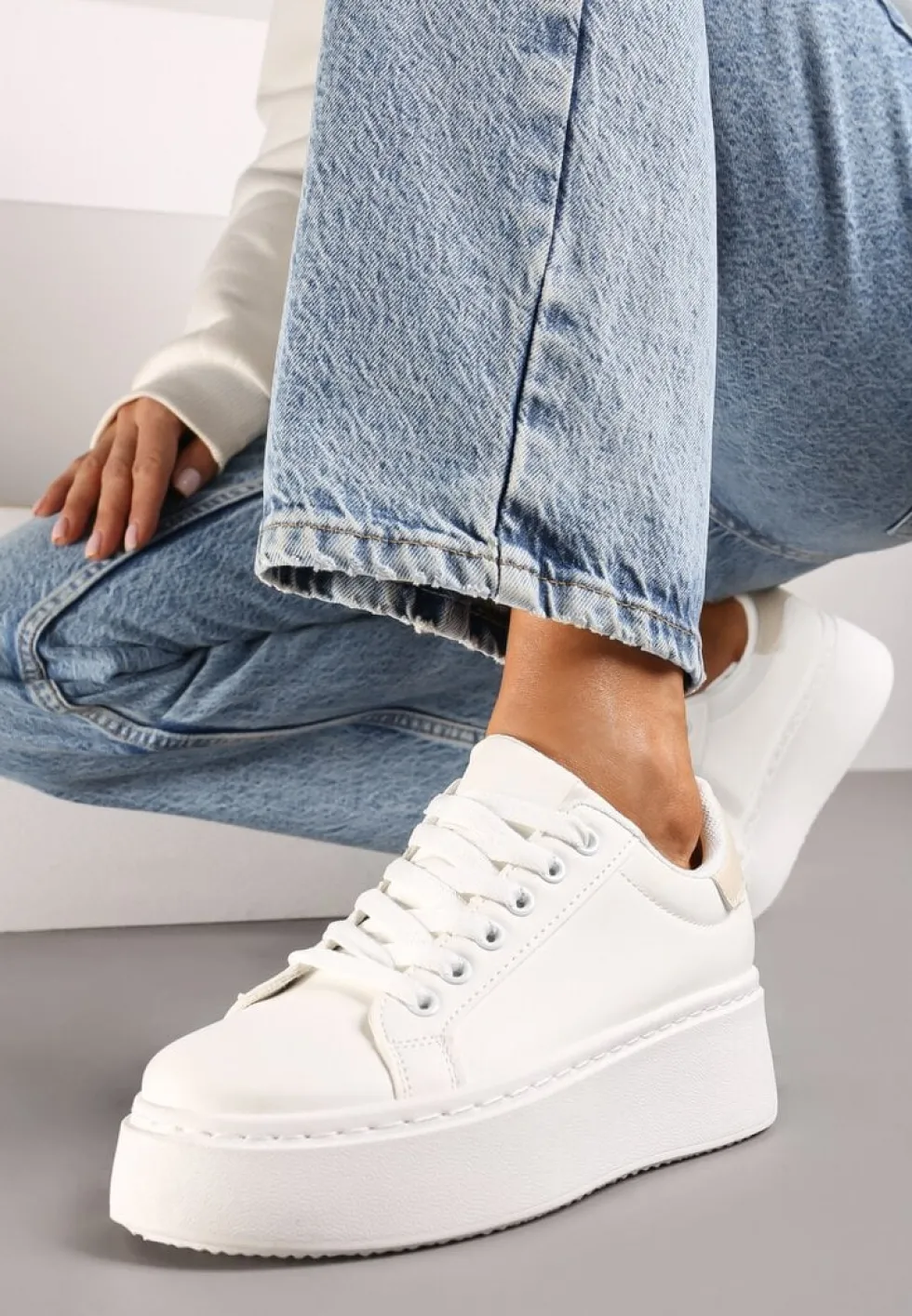 Biało-Beżowe Basicowe Sneakersy na Platformie Tiaeliana