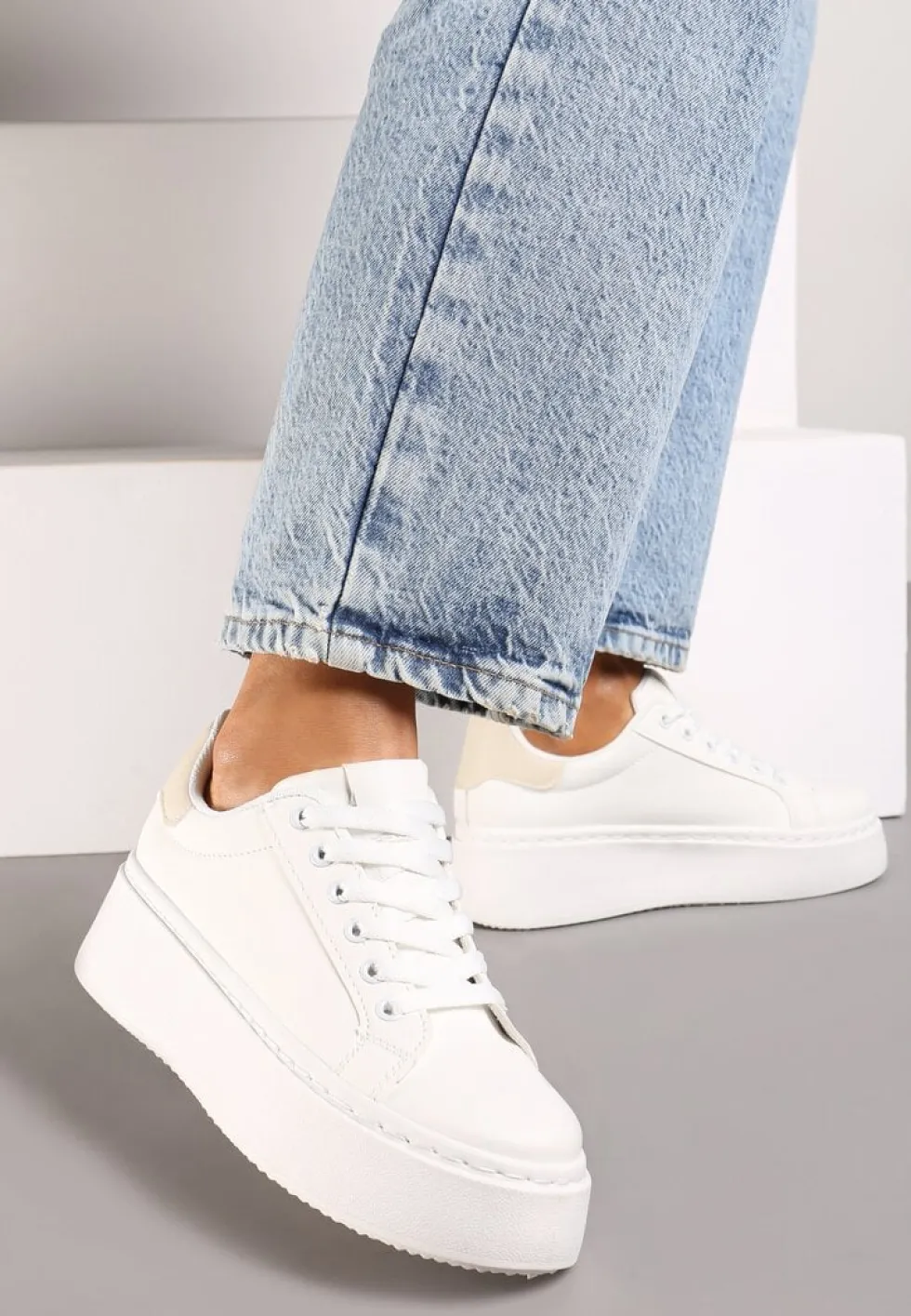 Biało-Beżowe Basicowe Sneakersy na Platformie Tiaeliana