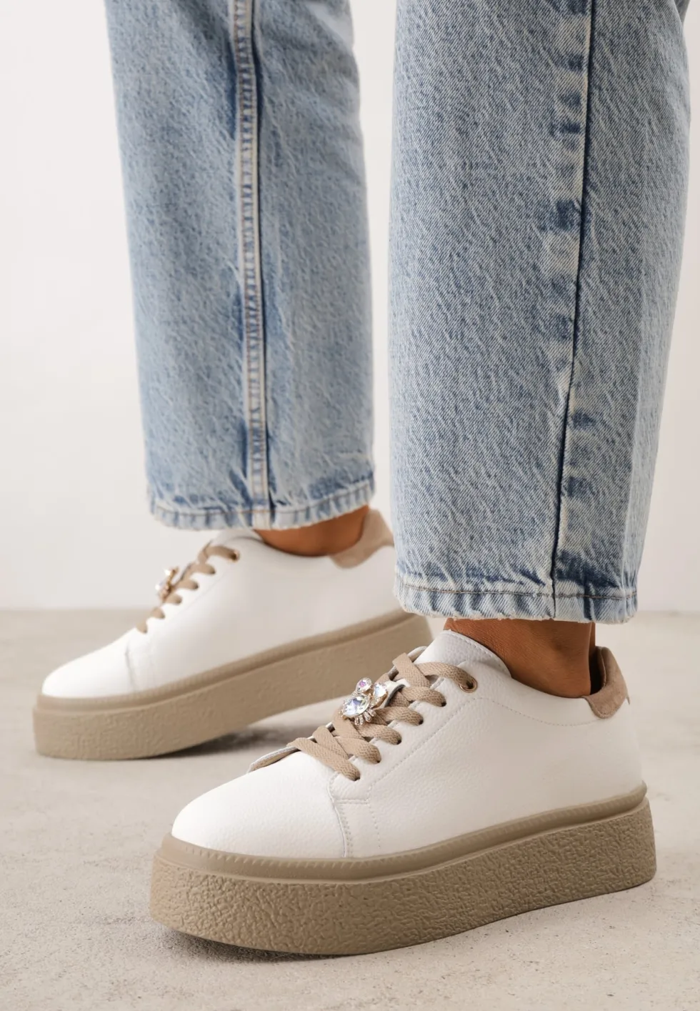 Biało-Beżowe Minimalistyczne Sneakersy Skórzane na Platformie z Aplikacją z Cyrkoniami Gorisa
