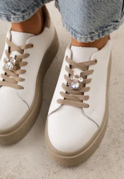 Biało-Beżowe Minimalistyczne Sneakersy Skórzane na Platformie z Aplikacją z Cyrkoniami Gorisa