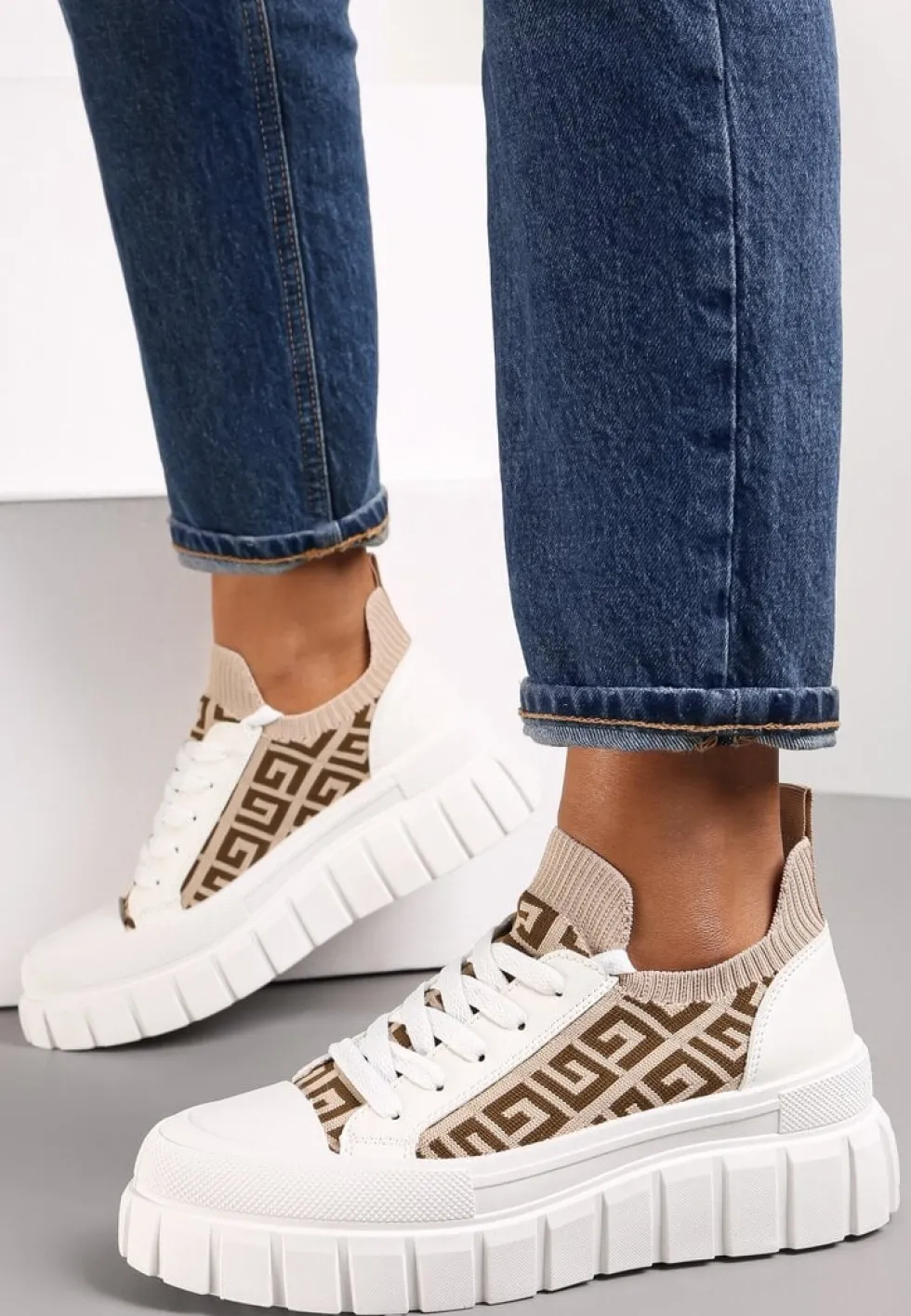 Biało-Beżowe Sneakersy na Tłoczonej Platformie z Geometrycznym Wzorem Votah