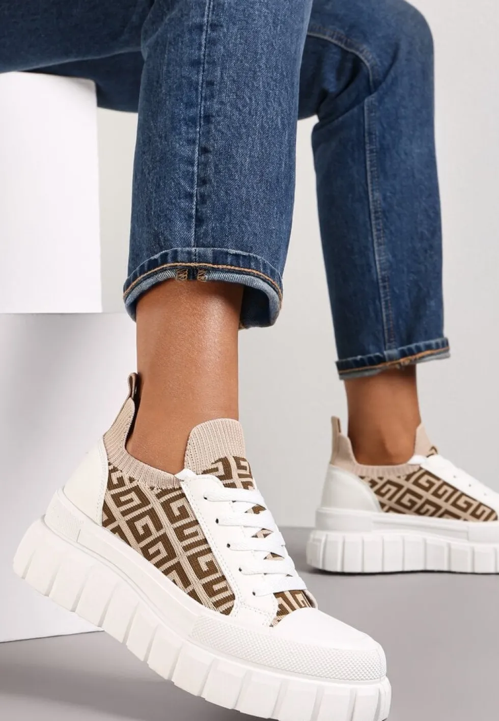 Biało-Beżowe Sneakersy na Tłoczonej Platformie z Geometrycznym Wzorem Votah