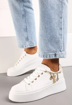 Biało-Beżowe Sznurowane Sneakersy na Platformie z Łańcuszkiem i Zawieszkami Salvania