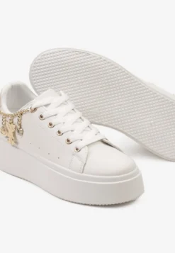 Biało-Beżowe Sznurowane Sneakersy na Platformie z Łańcuszkiem i Zawieszkami Salvania