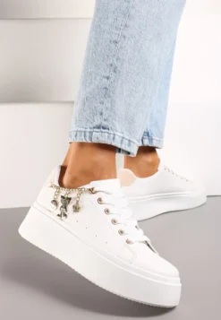 Biało-Beżowe Sznurowane Sneakersy na Platformie z Łańcuszkiem i Zawieszkami Salvania