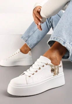 Biało-Beżowe Sznurowane Sneakersy na Platformie z Łańcuszkiem i Zawieszkami Salvania