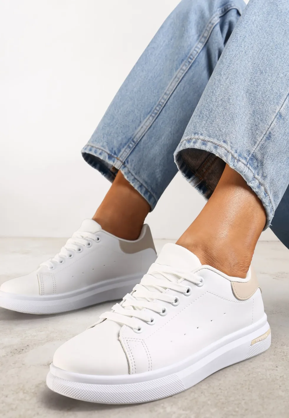Biało-Beżowe Wiązane Sneakersy na Płaskiej Podeszwie z Modną Wstawką Zanelih