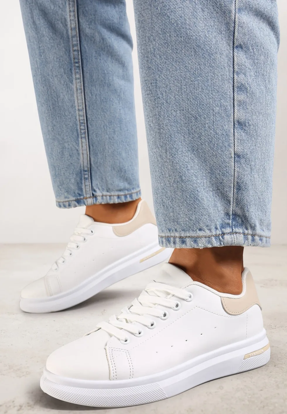 Biało-Beżowe Wiązane Sneakersy na Płaskiej Podeszwie z Modną Wstawką Zanelih