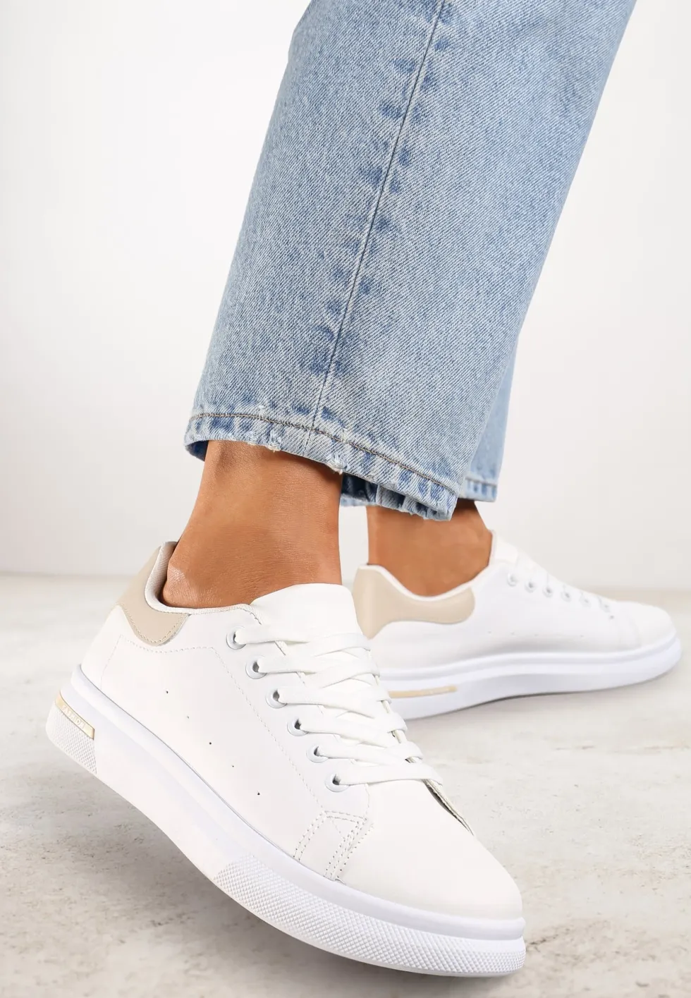 Biało-Beżowe Wiązane Sneakersy na Płaskiej Podeszwie z Modną Wstawką Zanelih