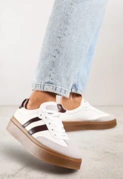 Biało-Bordowe Sneakersy na Kauczukowej Podeszwie Ozdobione Paskami Nilimea