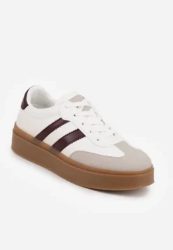 Biało-Bordowe Sneakersy na Kauczukowej Podeszwie Ozdobione Paskami Nilimea