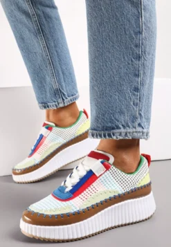 Biało-Brązowe Sneakersy na Platformie Ozdobione Nitami i Patchworkowymi Wstawkami Jeneria