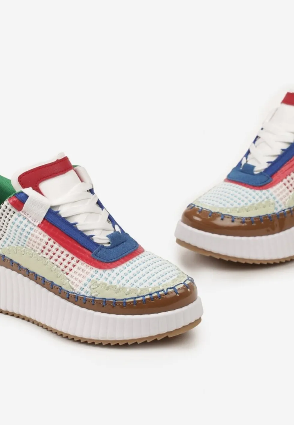 Biało-Brązowe Sneakersy na Platformie Ozdobione Nitami i Patchworkowymi Wstawkami Jeneria