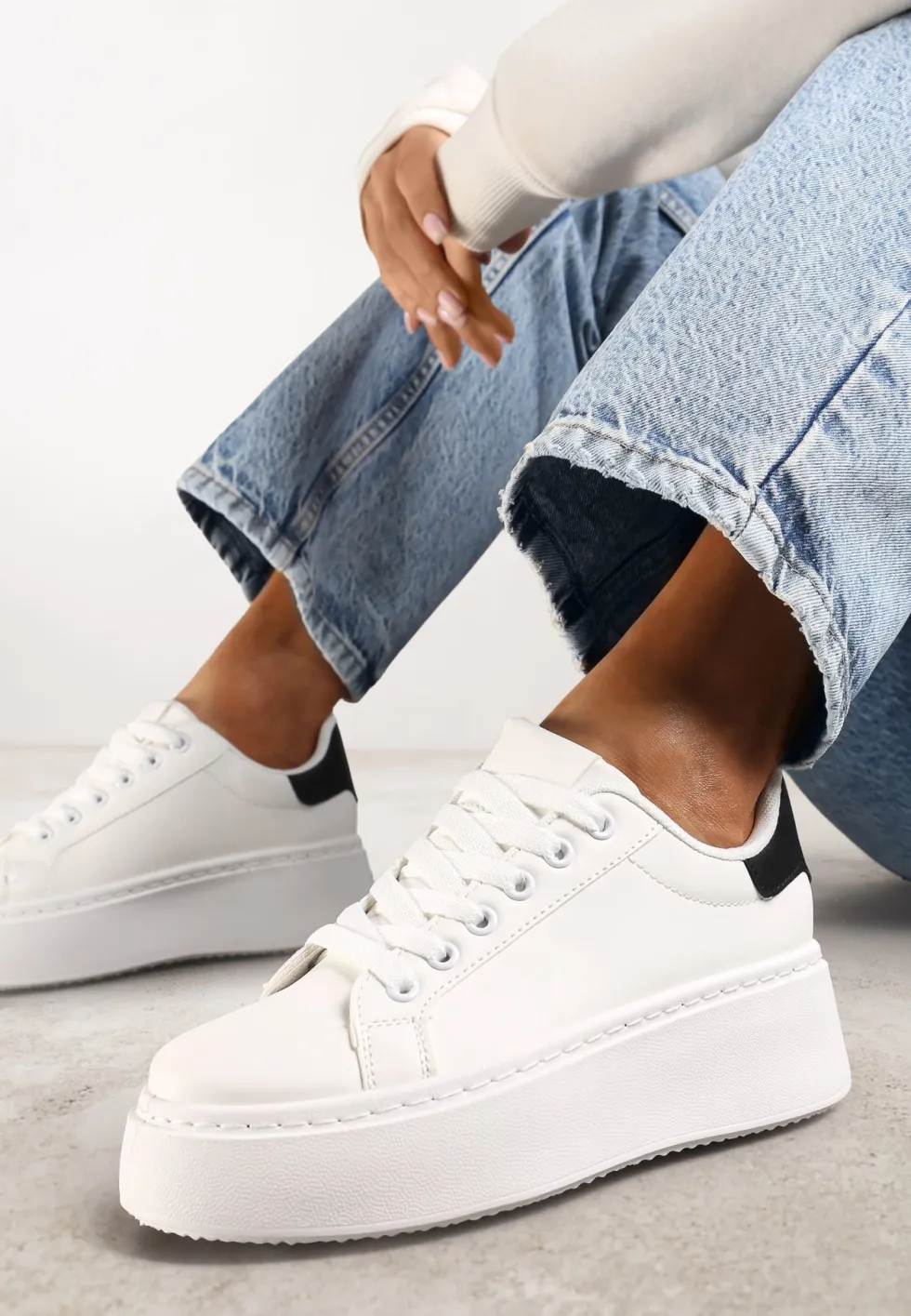 Biało-Czarne Basicowe Sneakersy na Platformie Tiaeliana