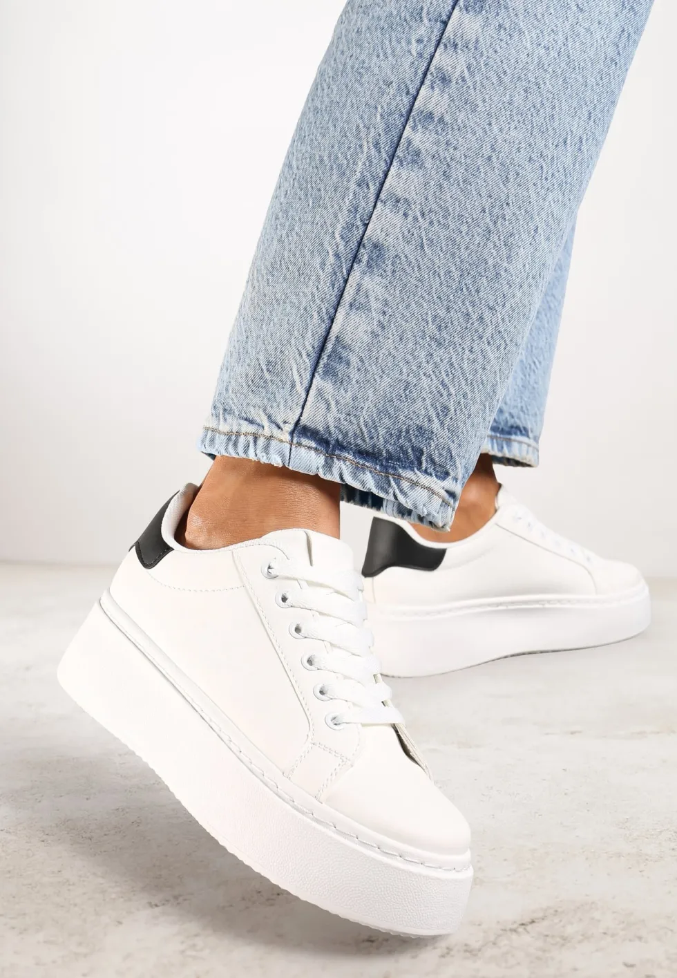 Biało-Czarne Basicowe Sneakersy na Platformie Tiaeliana