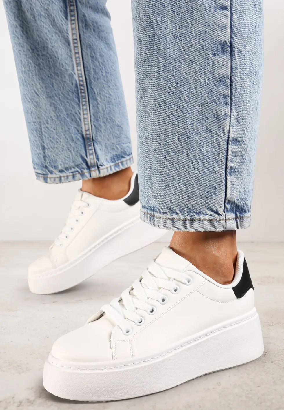 Biało-Czarne Basicowe Sneakersy na Platformie Tiaeliana